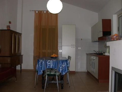 Full-size fridge, microwave, stovetop, cookware/dishes/utensils