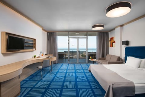 Free minibar, desk, iron/ironing board, free WiFi