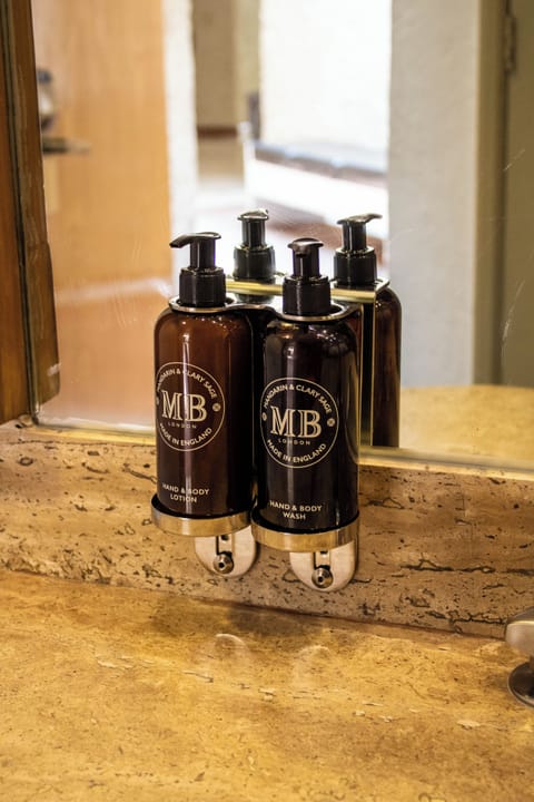 Executive Room, 1 Queen Bed, Non Smoking | Bathroom | Free toiletries, hair dryer, towels