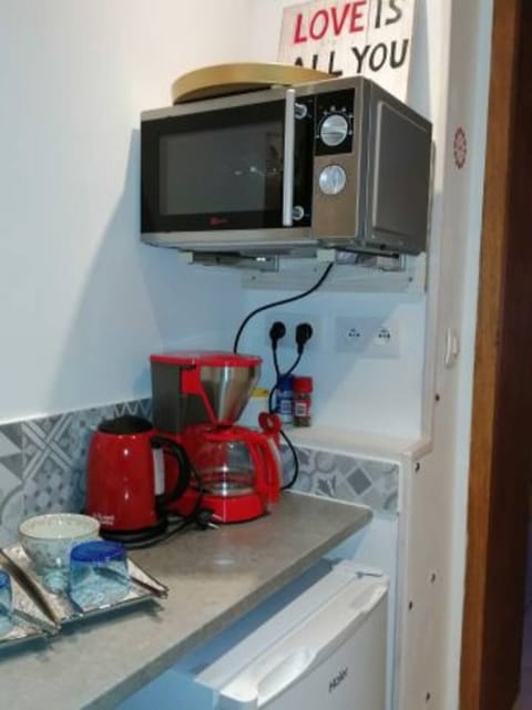 Romantic Studio, Hot Tub (Un moment à deux) | Private kitchen | Full-size fridge, microwave, coffee/tea maker, electric kettle