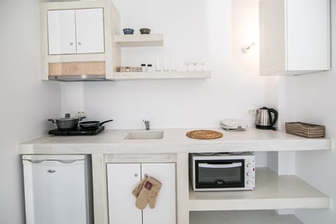 Fridge, stovetop, coffee/tea maker, electric kettle