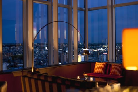 2 bars/lounges, lobby lounge