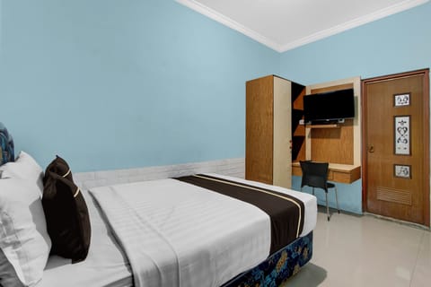 Standard Double Room | Desk, bed sheets