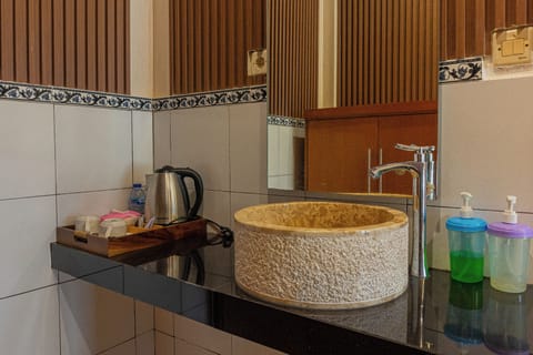 Standard Double Room | Bathroom amenities | Shower, towels