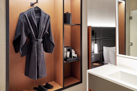 Corner Studio, 1 King Bed | Premium bedding, in-room safe, desk, laptop workspace