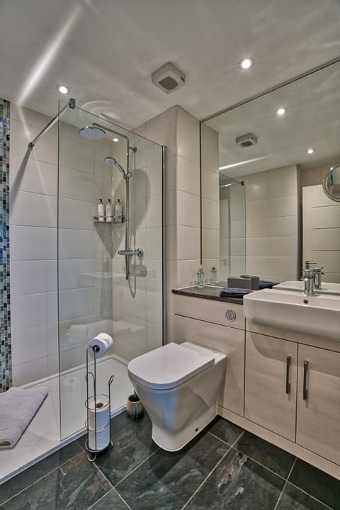 Double or Twin Room, Ensuite | Bathroom | Shower, rainfall showerhead, free toiletries, hair dryer