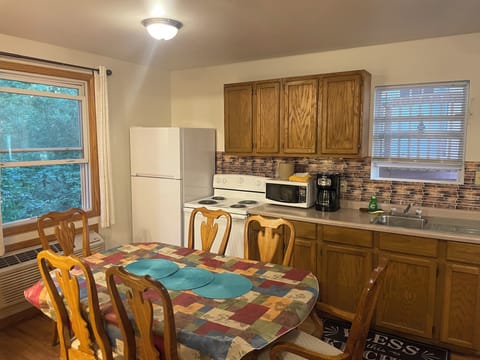 Deluxe Cabin, Multiple Beds, Non Smoking | Private kitchenette | Fridge, microwave, freezer