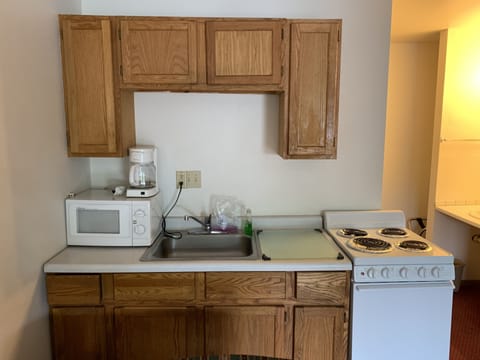 Deluxe Condo, Multiple Beds, Non Smoking | Private kitchenette | Fridge, microwave, freezer