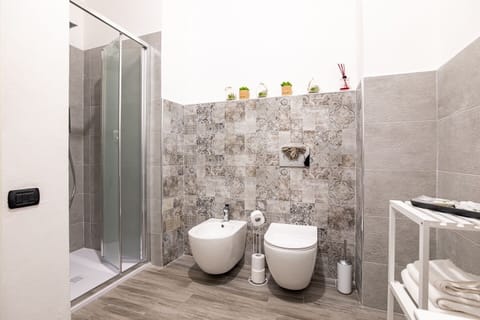 Romantic Double Room | Bathroom | Shower, free toiletries, hair dryer, bidet