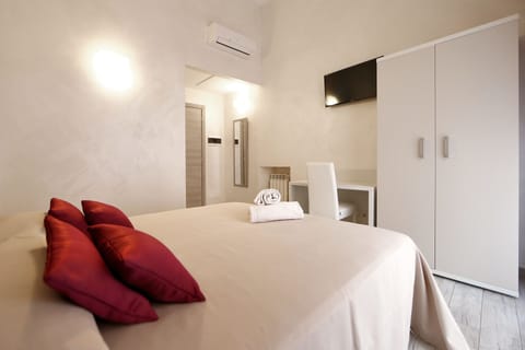 Double Room, Balcony | Premium bedding, in-room safe, desk, laptop workspace
