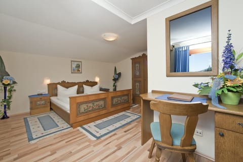 Deluxe Suite, Mountain View | Blackout drapes, free WiFi, bed sheets