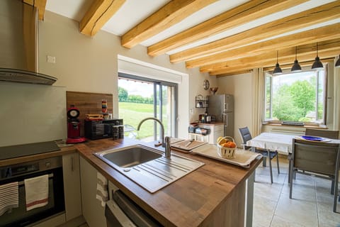 Comfort Cottage | Private kitchen | Full-size fridge, microwave, oven, stovetop