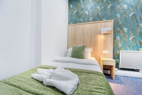 Basic Room | Soundproofing, iron/ironing board, free WiFi, bed sheets