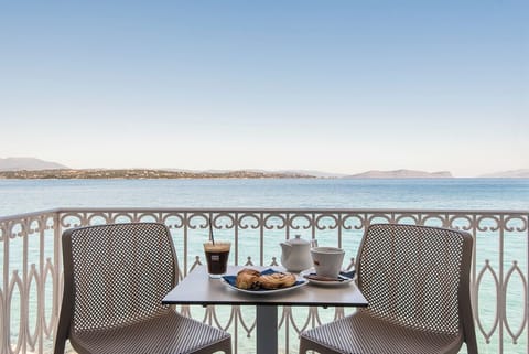 Suite, Sea View | In-room safe, desk, blackout drapes, soundproofing