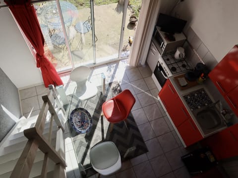 Family Studio Suite | Private kitchen | Fridge, microwave, oven, stovetop