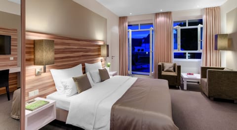 Standard Room | Hypo-allergenic bedding, in-room safe, desk, laptop workspace