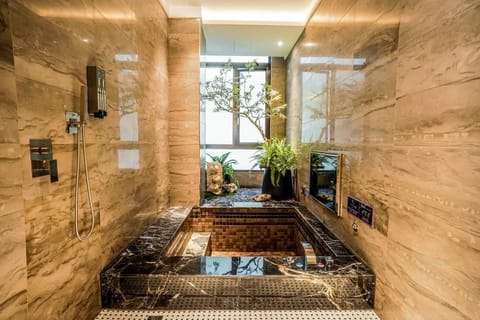 Superior Double Room | Bathroom | Free toiletries, hair dryer, slippers