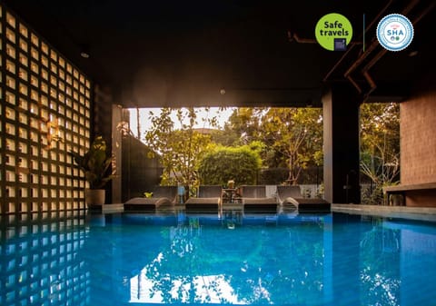 Indoor pool, sun loungers