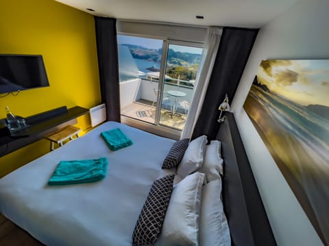 Room with terrace, sea view | Premium bedding, individually decorated, desk, blackout drapes