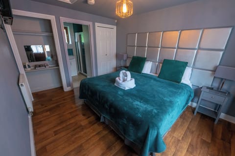 Double or Twin Room | Individually furnished, iron/ironing board, free WiFi, bed sheets