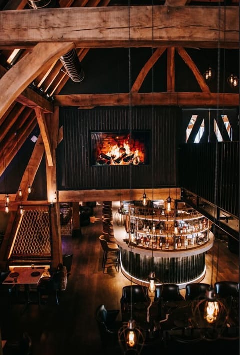 2 restaurants; breakfast, lunch, and dinner served