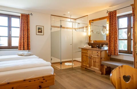 Desk, soundproofing, cribs/infant beds, rollaway beds