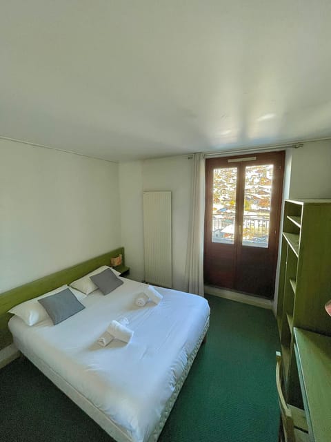 Double Room, Non Smoking | Desk, free cribs/infant beds, bed sheets