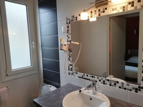 Standard Double Room | Bathroom | Free toiletries, hair dryer, towels