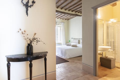 Classic Double Room | Desk, blackout drapes, iron/ironing board, free WiFi