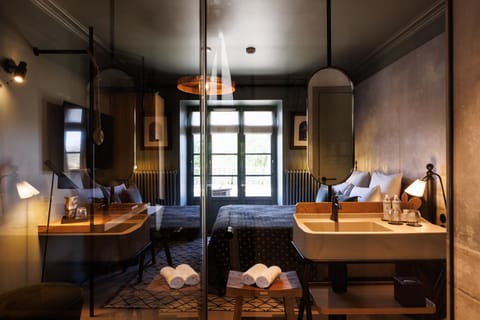 Egyptian cotton sheets, premium bedding, down comforters, pillowtop beds