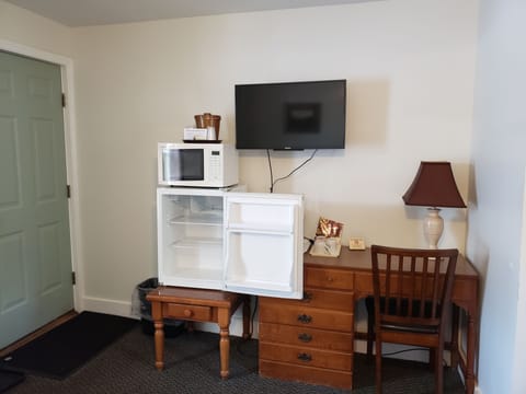 Basic Room, 2 Double Beds, Non Smoking | Individually decorated, iron/ironing board, free cribs/infant beds