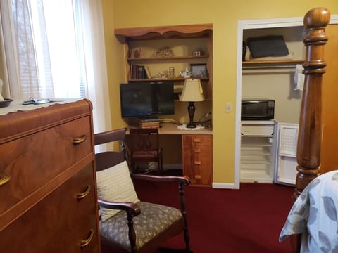 Deluxe Room, 1 King Bed, Non Smoking | Individually decorated, iron/ironing board, free cribs/infant beds