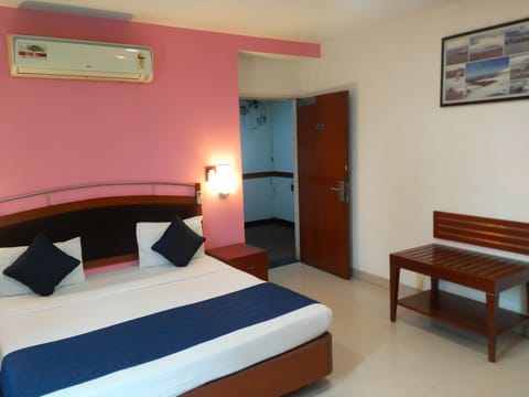 Deluxe Double or Twin Room | Minibar, in-room safe, soundproofing, iron/ironing board