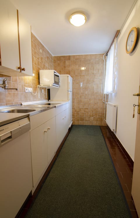 Classic Apartment, Garden View | Private kitchen | Cookware/dishes/utensils