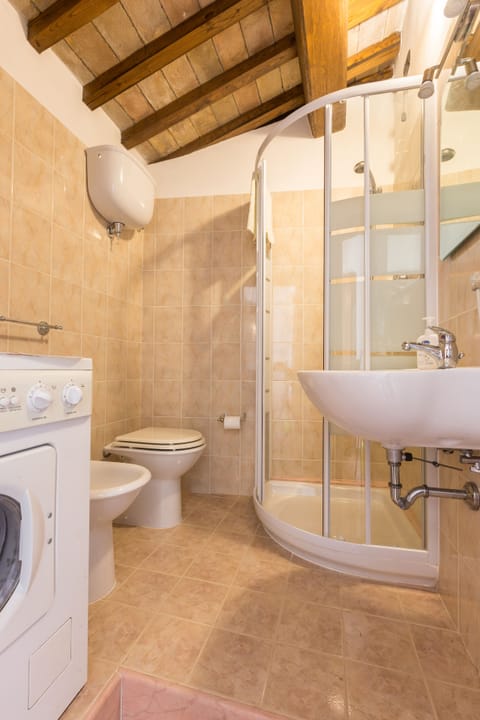 Superior Apartment | Bathroom | Shower, rainfall showerhead, hair dryer, bidet