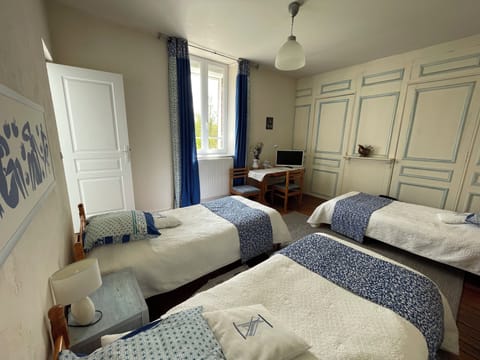Triple Room | Free WiFi, bed sheets