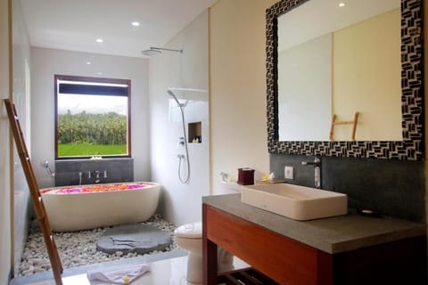 Deluxe Suite, 1 King Bed, Garden View | Bathroom | Combined shower/tub, deep soaking tub, rainfall showerhead