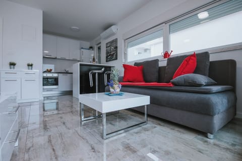 Deluxe Studio, Non Smoking, Pool Access | Living area | 45-inch flat-screen TV with cable channels, TV