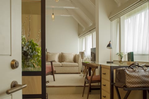 Hypo-allergenic bedding, desk, iron/ironing board, free WiFi