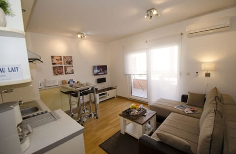 Apartment | Living area | 32-inch flat-screen TV with satellite channels, TV