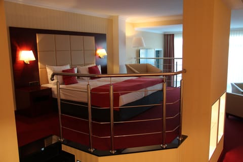 Deluxe Suite | Hypo-allergenic bedding, in-room safe, desk, laptop workspace