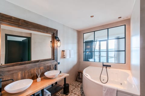 Royal Suite (Oesterdam 2) | Deep soaking bathtub