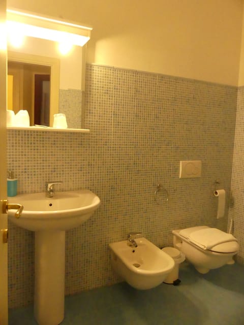 Quadruple Room | Bathroom | Shower, free toiletries, hair dryer, bidet