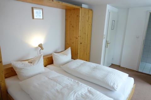 Double Room | Individually furnished, desk, free WiFi, bed sheets