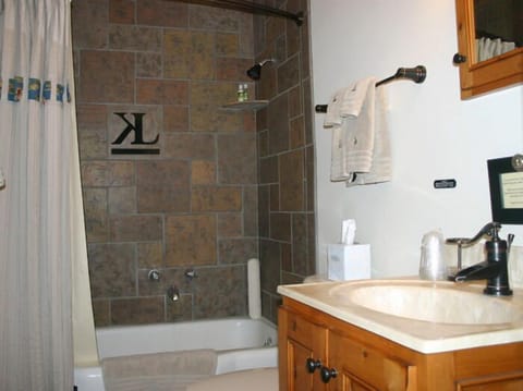 Combined shower/tub, deep soaking tub, free toiletries, hair dryer