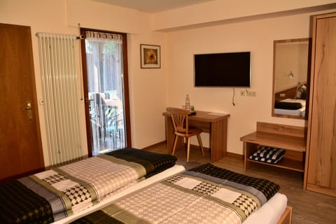 Double Room, Balcony | Desk, iron/ironing board, free WiFi, bed sheets