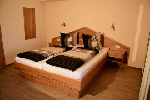 Double Room, Balcony | Desk, iron/ironing board, free WiFi, bed sheets