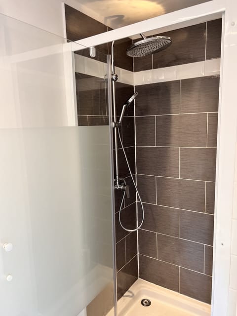 Studio (Ty Ar Dreuz) | Bathroom | Shower, free toiletries, hair dryer