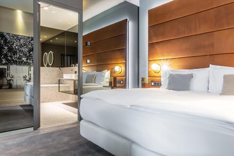 Junior Suite, 1 King Bed | Hypo-allergenic bedding, down comforters, in-room safe, desk