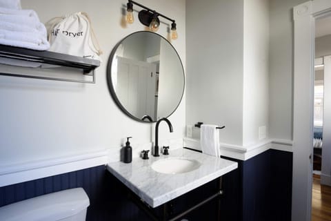 Shower, hydromassage showerhead, free toiletries, hair dryer